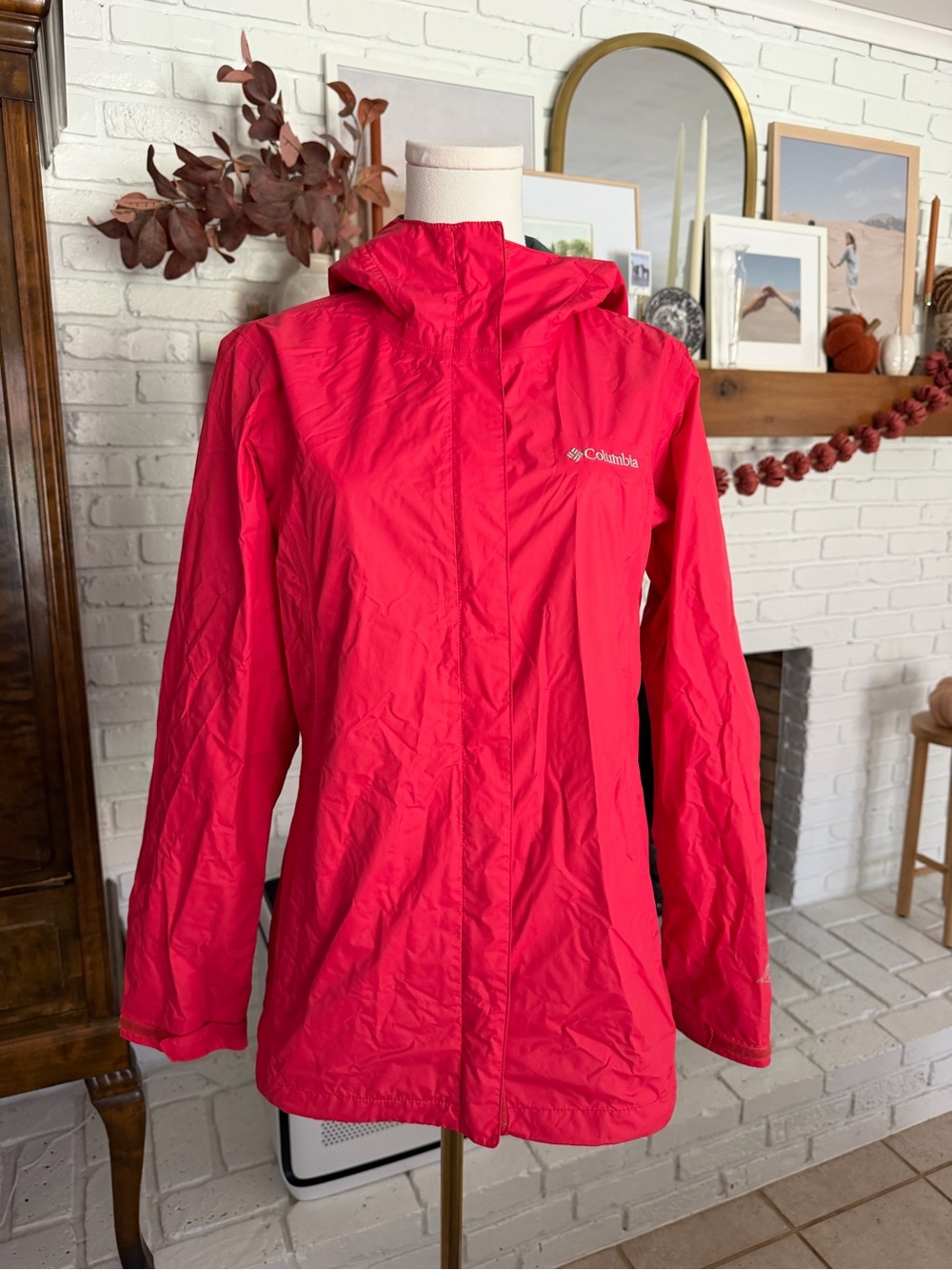 Like New Columbia Women's Bright Pink Hooded Rain Jacket/Windbreaker Jacket.